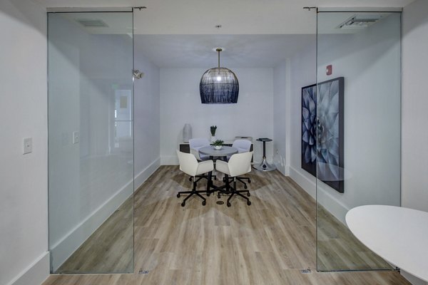 Solmar on 6th: Modern meeting facility with state-of-the-art equipment in luxury Greystar apartments