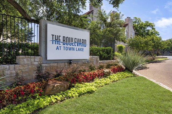 building/exterior at Boulevard at Town Lake Apartments