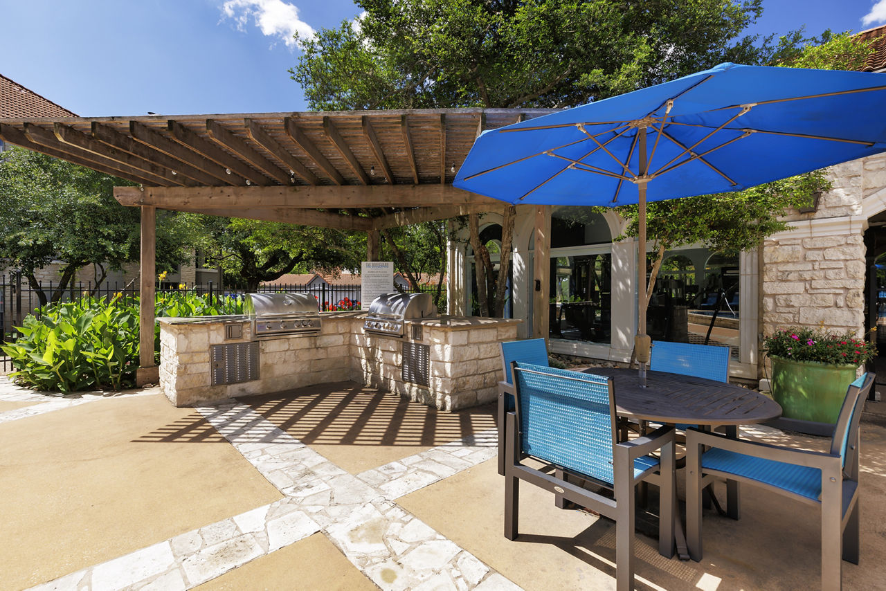 Grill area at Boulevard At Town Lake
