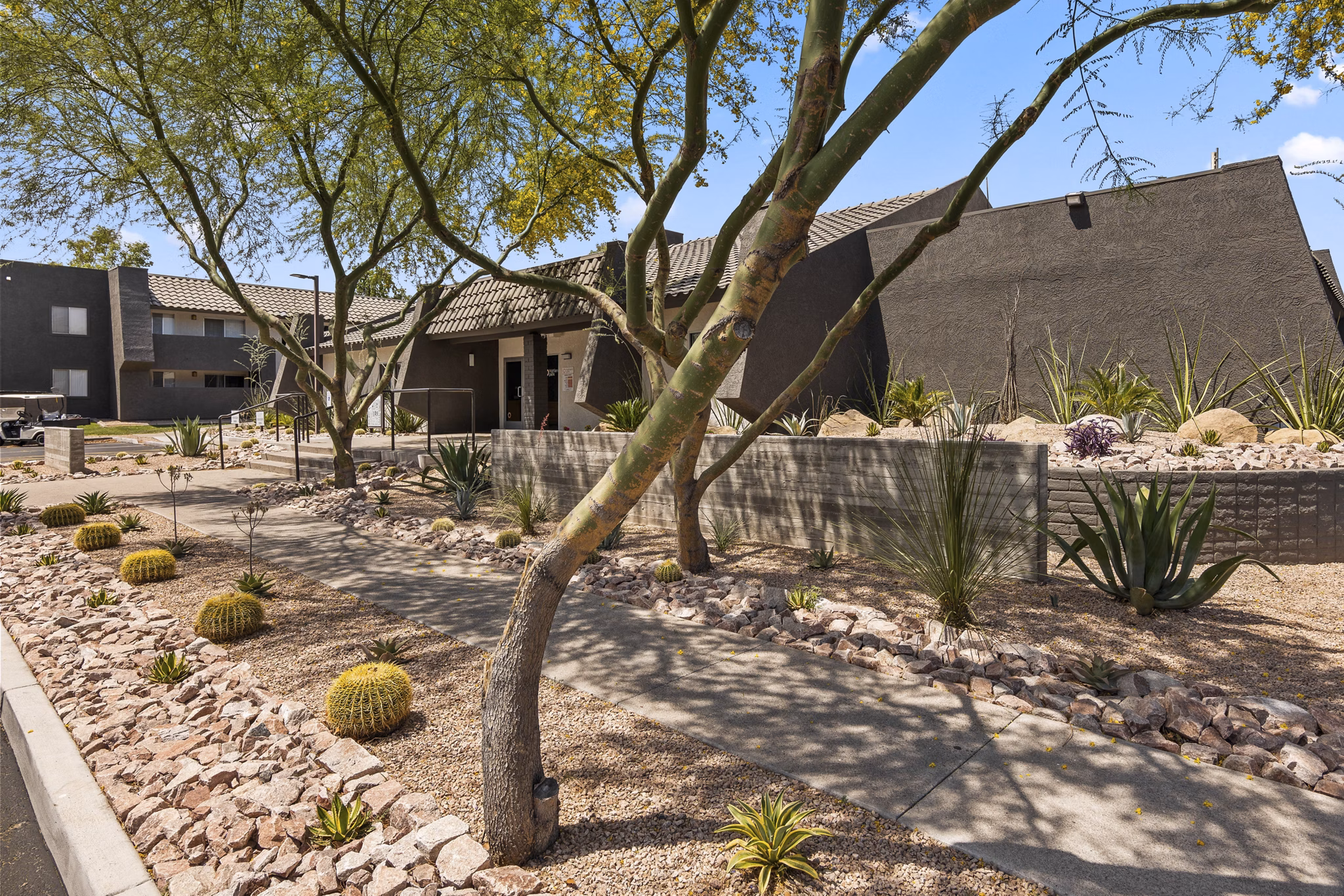 Highland Park Apartments: Luxury view of upscale apartments in vibrant neighborhood