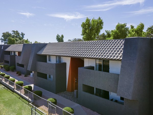 Highland Park Apartments: Luxury garden-style property in vibrant neighborhood