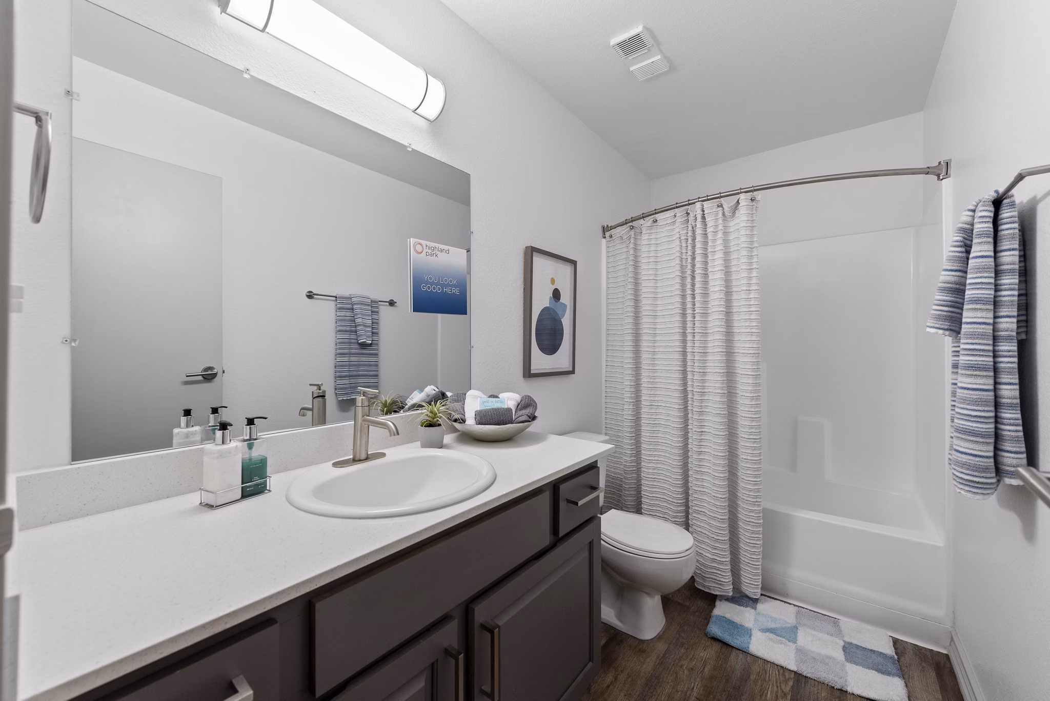 Highland Park Apartments: Modern luxury apartments with landscaped gardens and urban amenities in a family-friendly community