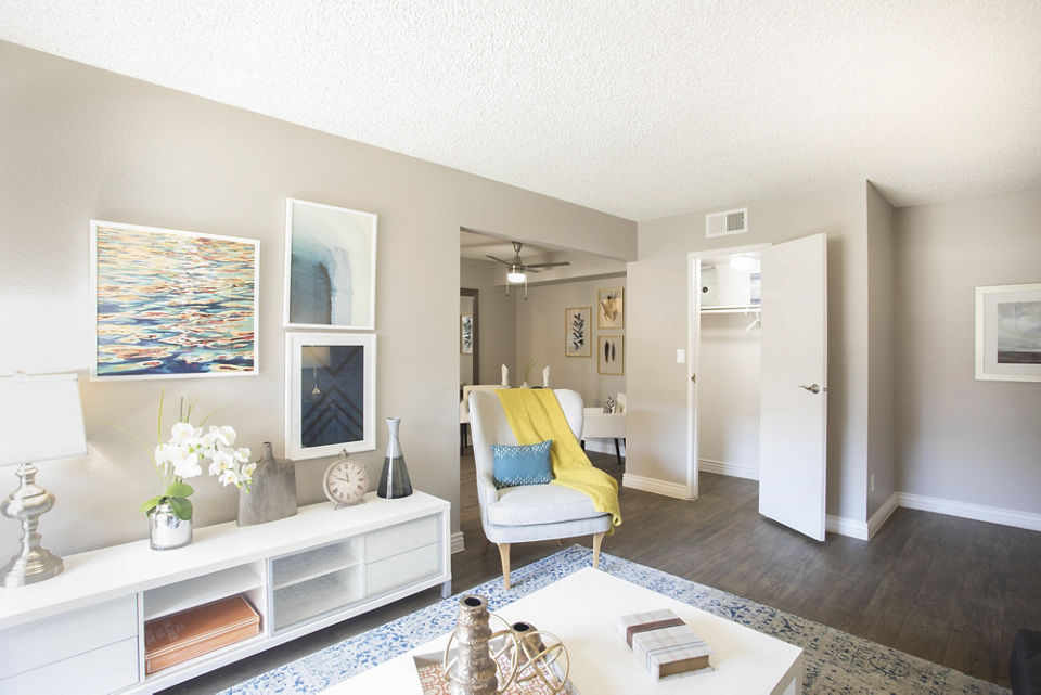 Spacious living room with stylish decor at Highland Park Apartments, luxury living by Greystar