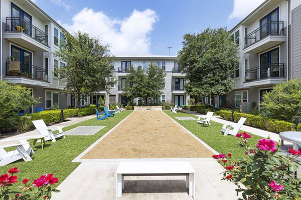 courtyard at Burnet Flats Luxury Apartments
