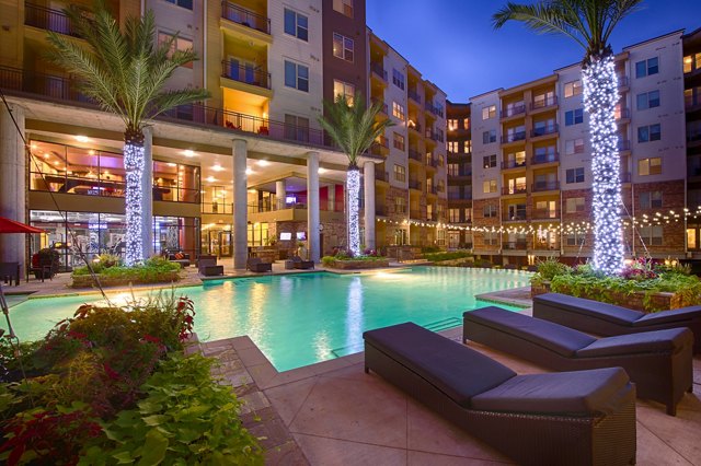 Elan Med Center Houston Apartments Pool