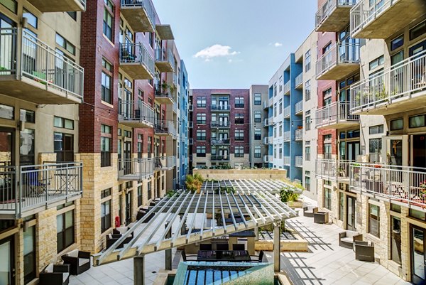 courtyard at Coldwater Luxury Apartments