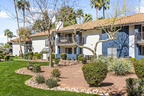 Fountain Palms Apartments: Elegant garden-style building in Phoenix