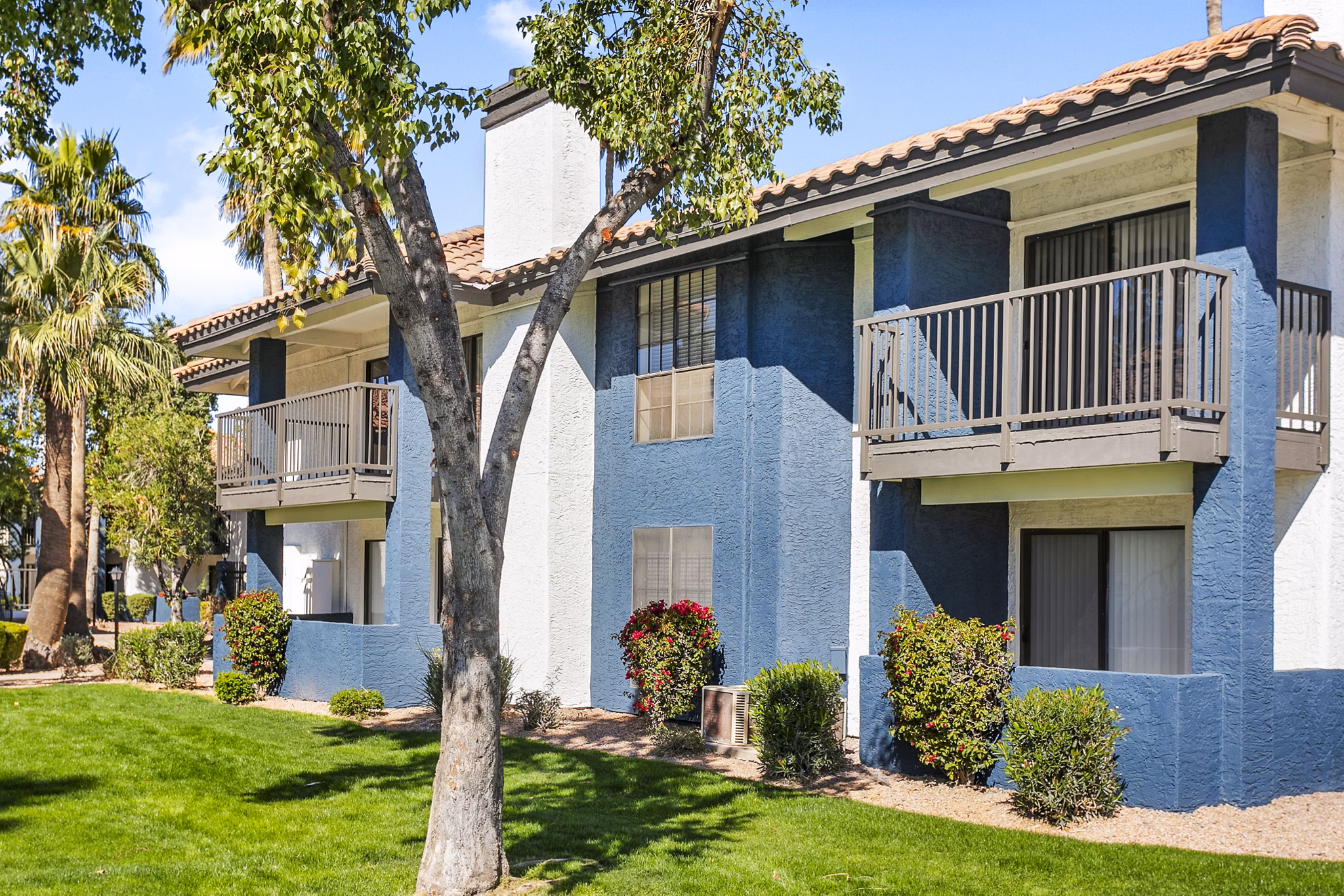 Fountain Palms Apartments: Elegant view of luxury apartments in a beautiful landscaped setting