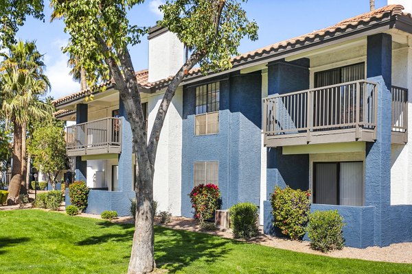 Fountain Palms Apartments: Elegant view of luxury apartments in a beautiful landscaped setting
