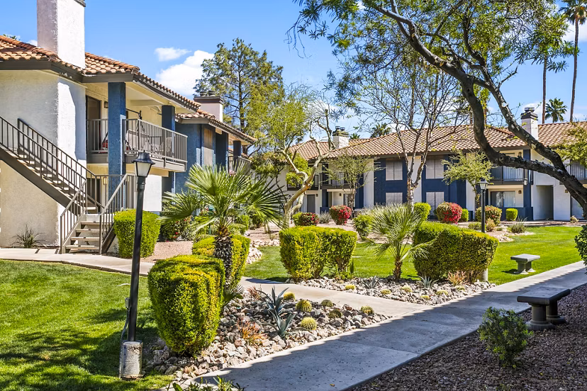 Fountain Palms Apartments: Elegant of luxury apartment building in sunny Phoenix