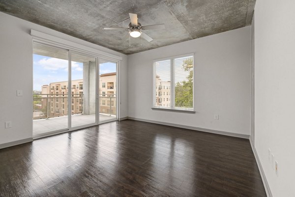 dining room at The Devon Four25 Apartments