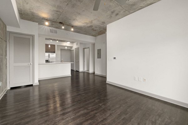 Spacious living room with modern furnishings at The Devon Four25 Apartments, luxury Greystar property in central location