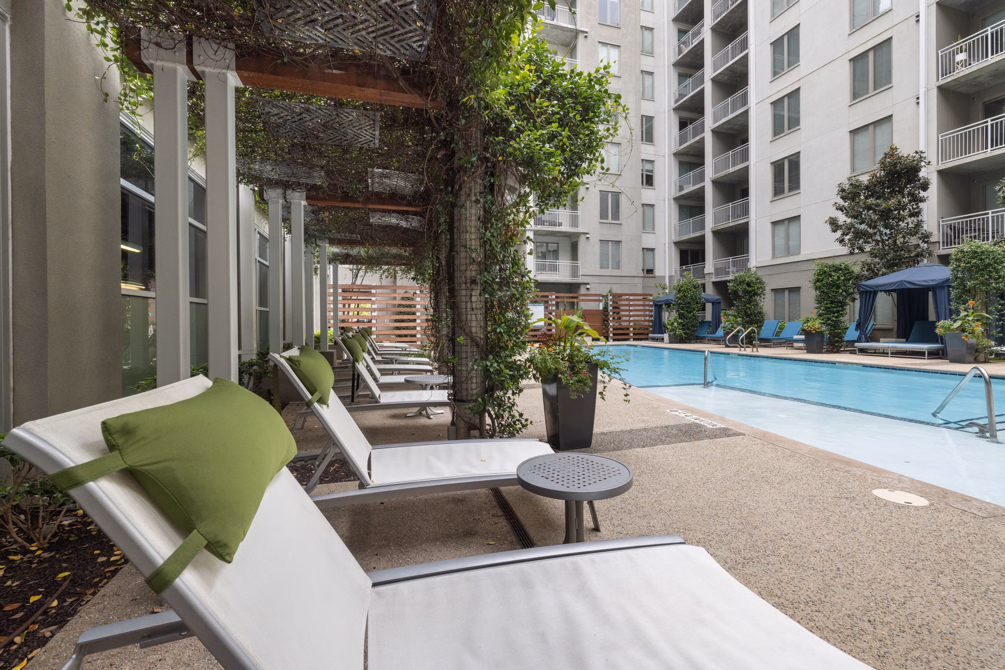 Patio featuring modern furniture and lush landscaping at The Devon Four25 Apartments