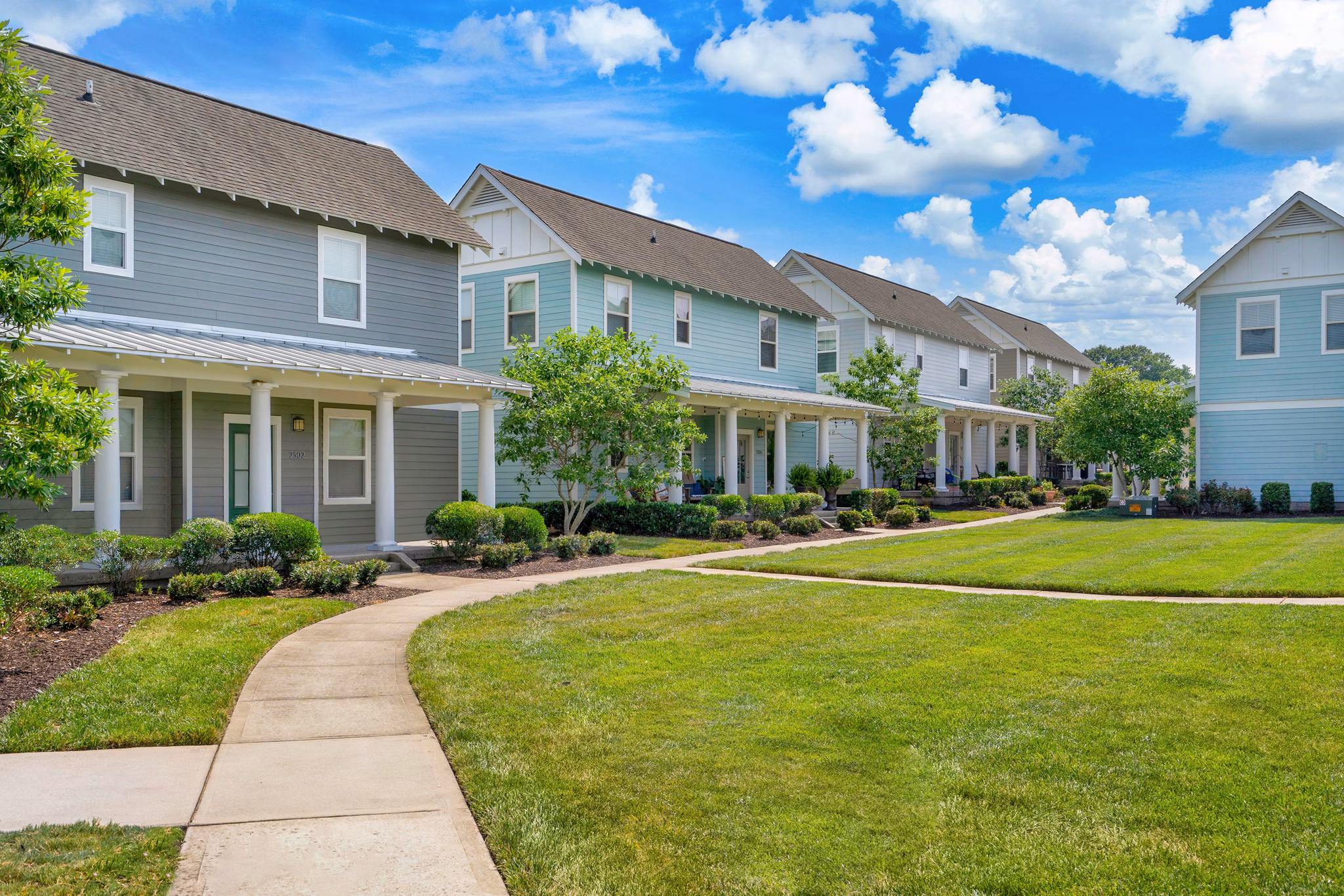 Homestead at Hartness: Elegant view of luxury apartments in serene setting