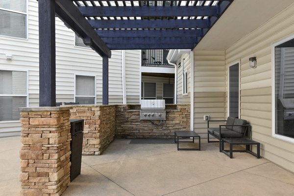grill area/patio at Kenyon Square Apartments