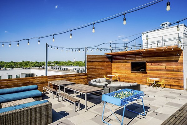 Corazon Apartments: Scenic rooftop deck with modern seating in Minneapolis