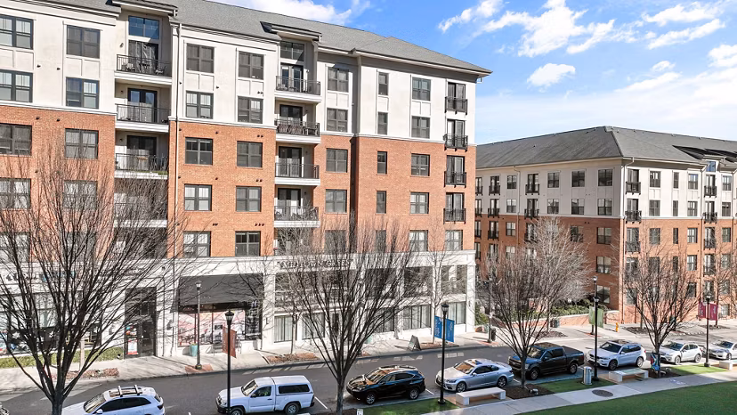 Midtown Green Apartments: Contemporary luxury apartment in central location
