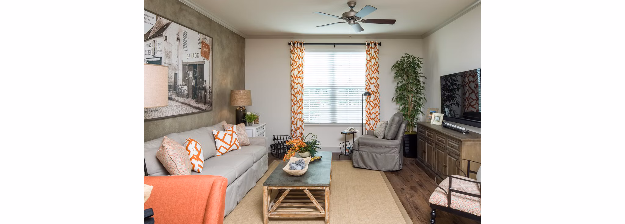 Spacious living room with modern dÃ©cor at The Retreat at Trinity Apartments
