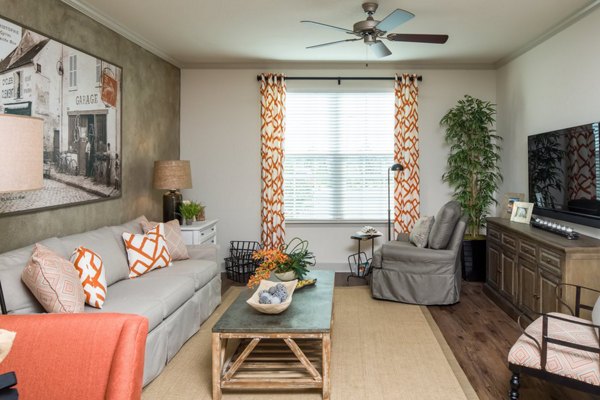 Spacious living room with modern dÃ©cor at The Retreat at Trinity Apartments