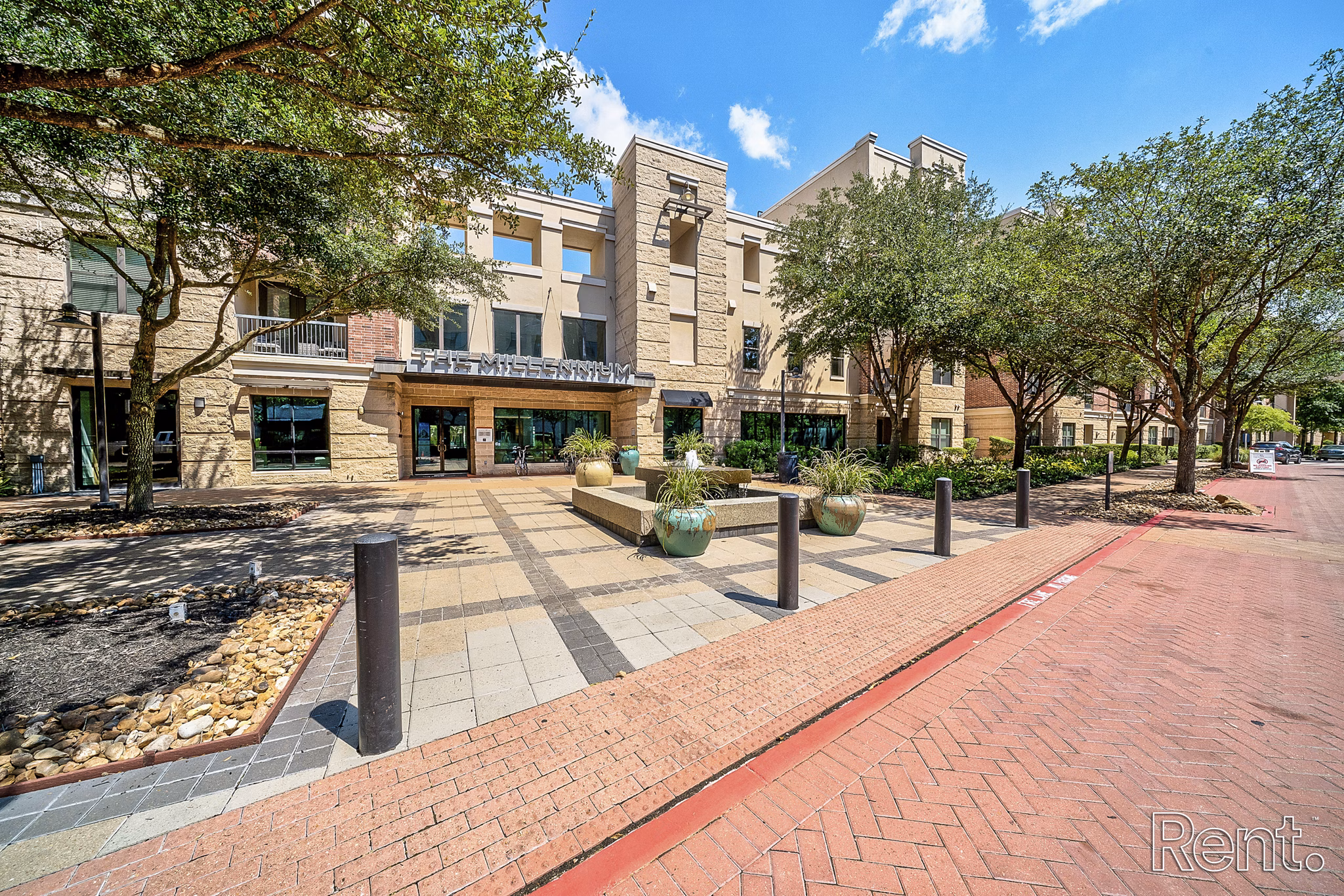 The Millennium Waterway: Luxury apartment featuring modern design in The Woodlands