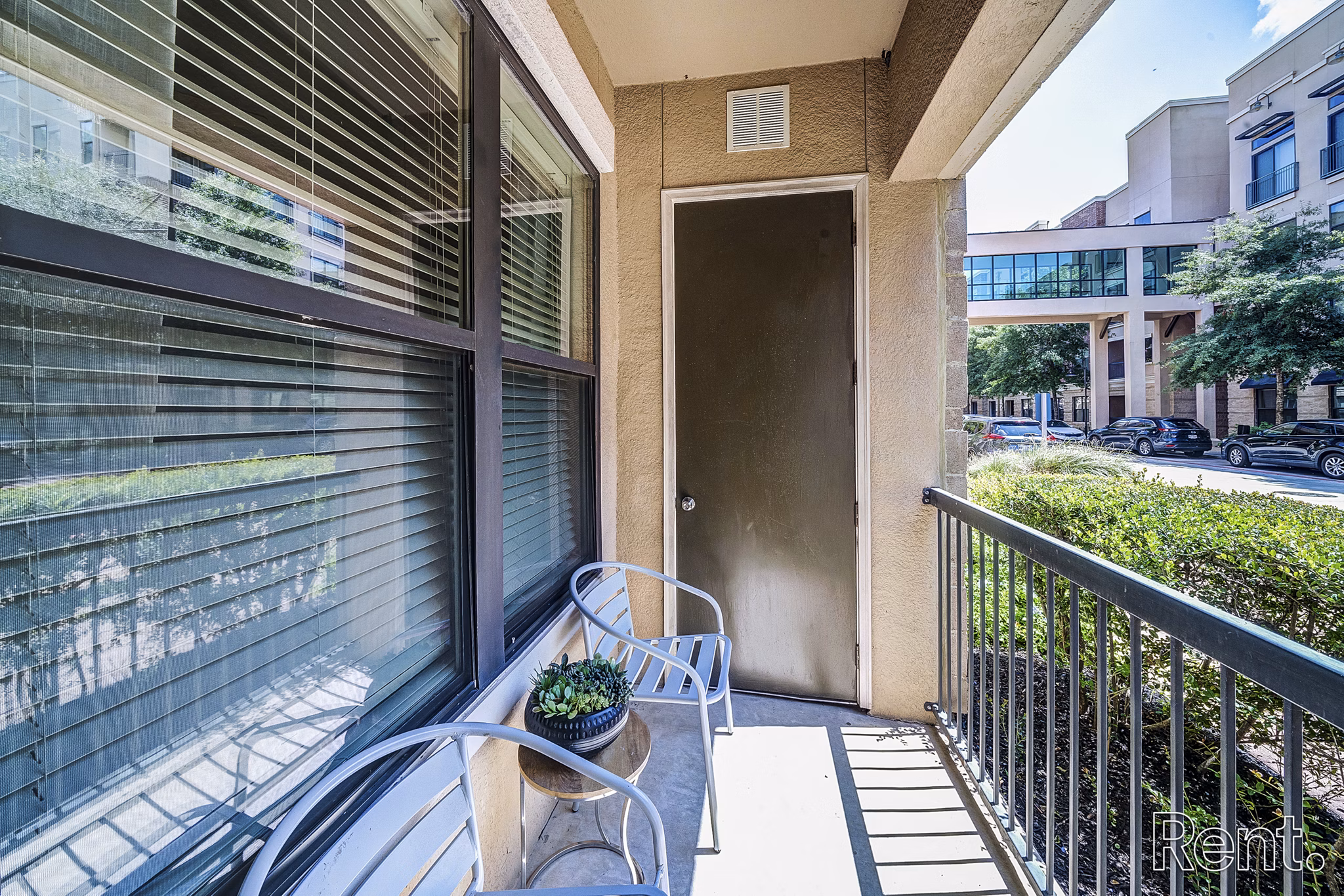 Outdoor patio with modern seating and lush greenery at The Millennium Waterway apartments in The Woodlands