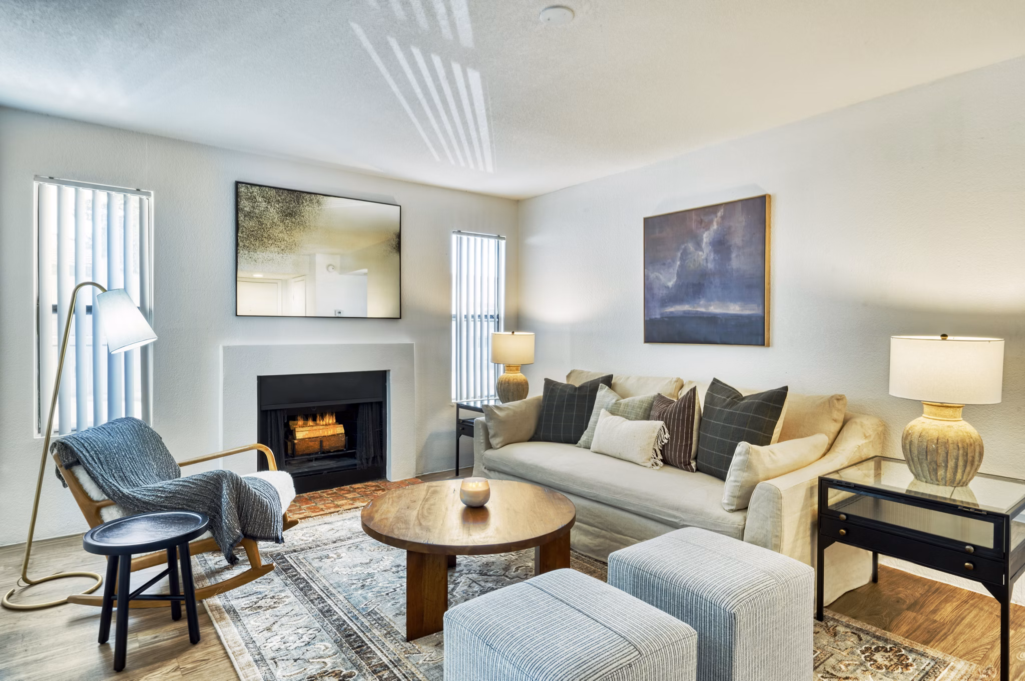 Modern living room with stylish decor and natural light at Be Mesa Apartments, luxury residing in prime location