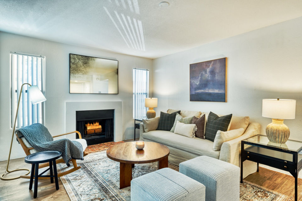 Modern living room with stylish decor and natural light at Be Mesa Apartments, luxury residing in prime location