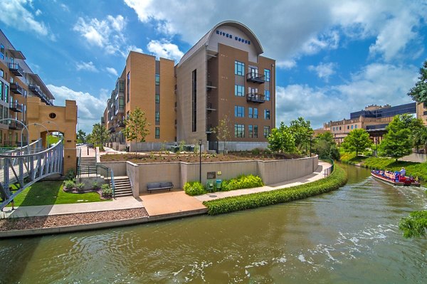 exterior at River House Apartments