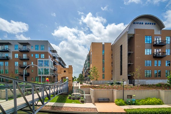 River House Apartments: Luxury waterfront apartments with modern design in downtown Boston
