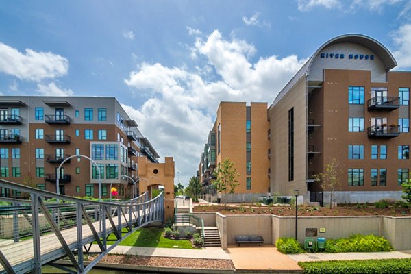 exterior at River House Apartments