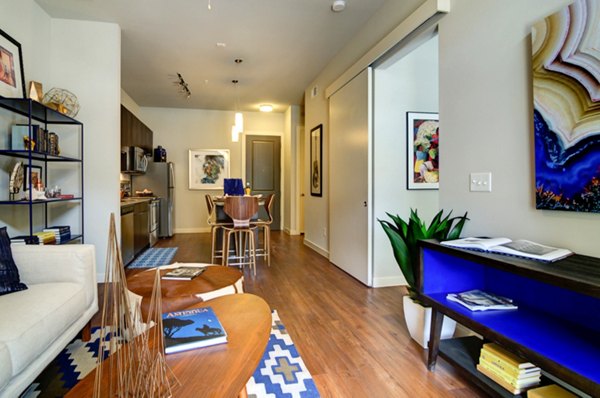 Spacious living room with modern furnishings in River House Apartments