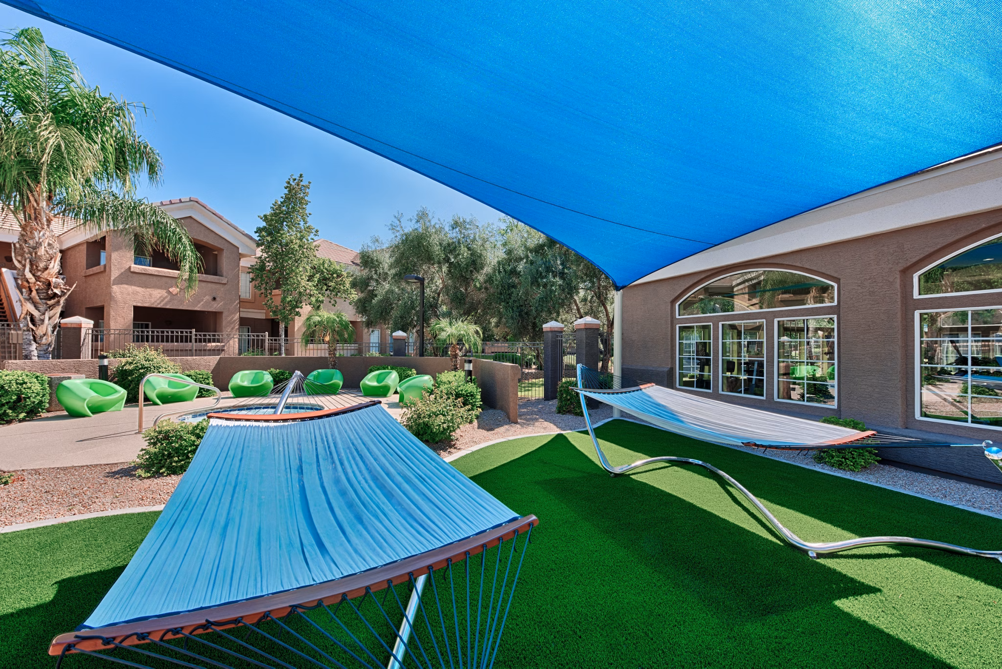 Pinnacle Terrace Apartments: Relaxing hammocks and lounge area for outdoor enjoyment