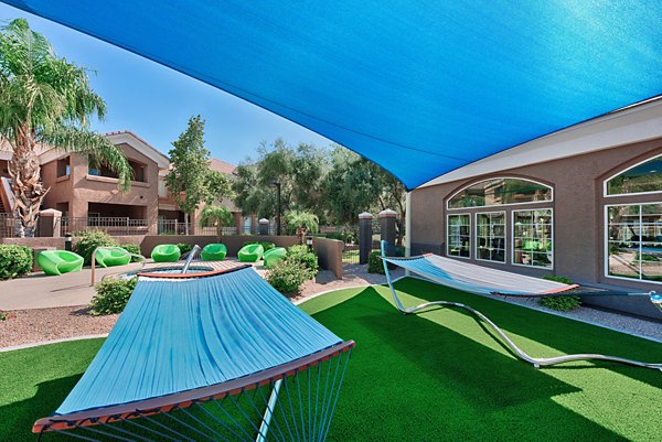 Pinnacle Terrace Apartments: Relaxing hammocks and lounge area for outdoor enjoyment
