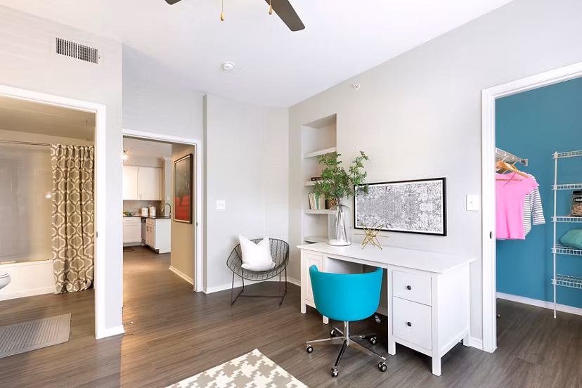 Bedroom with cozy dÃ©cor and large windows at Folio Apartments: Luxury living by Greystar
