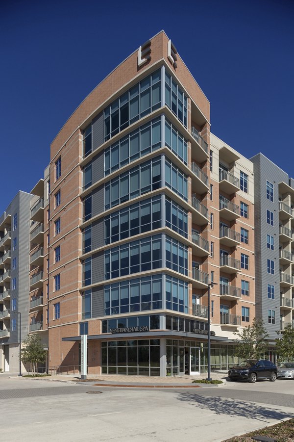 One Lakes Edge: Stunning luxury apartment overlooking the lake