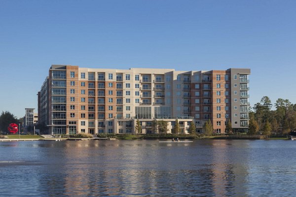 One Lakes Edge: Luxury waterfront apartment in The Woodlands, Texas, featuring modern design and tranquil scenery