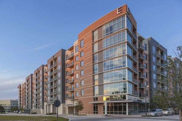 One Lakes Edge: Elegant waterfront luxury apartments in The Woodlands