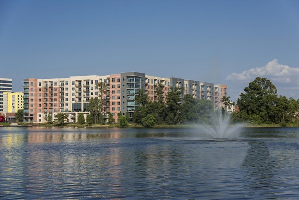 One Lakes Edge: Scenic view of luxury apartments near the lake in The Woodlands