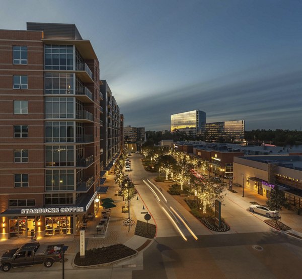 One Lakes Edge: Scenic waterfront view of luxury apartments in The Woodlands