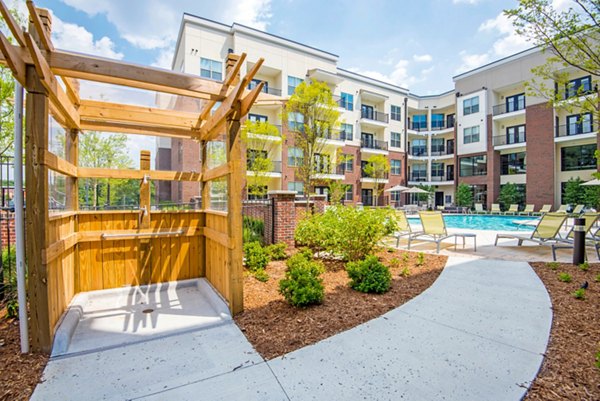 Jones Grant Luxury Apartments: Outdoor swimming pool with sun loungers and landscaping