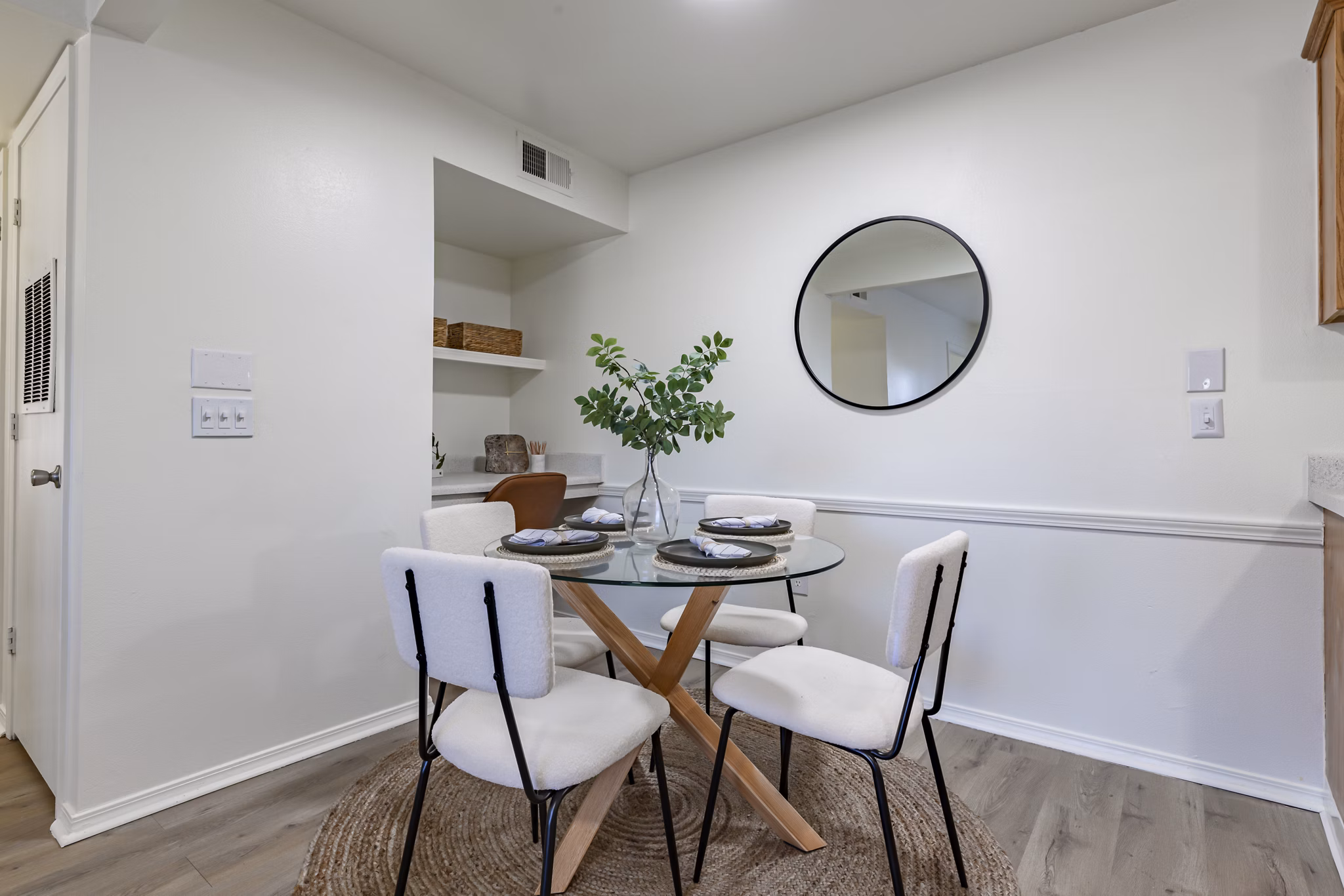 dining room at Tinker on Forty8 Apartments