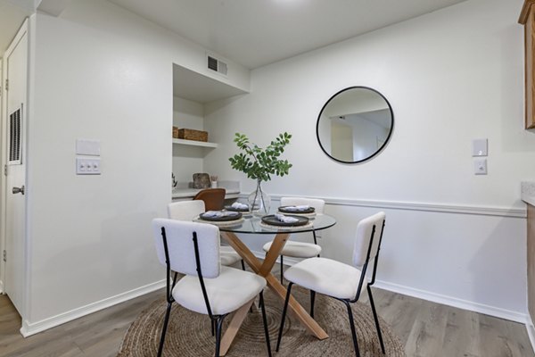 dining room at Tinker on Forty8 Apartments