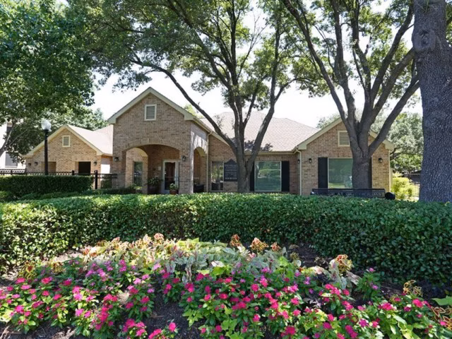 The Village at Gracy Farms: Elegant of luxury apartments in a serene Austin setting