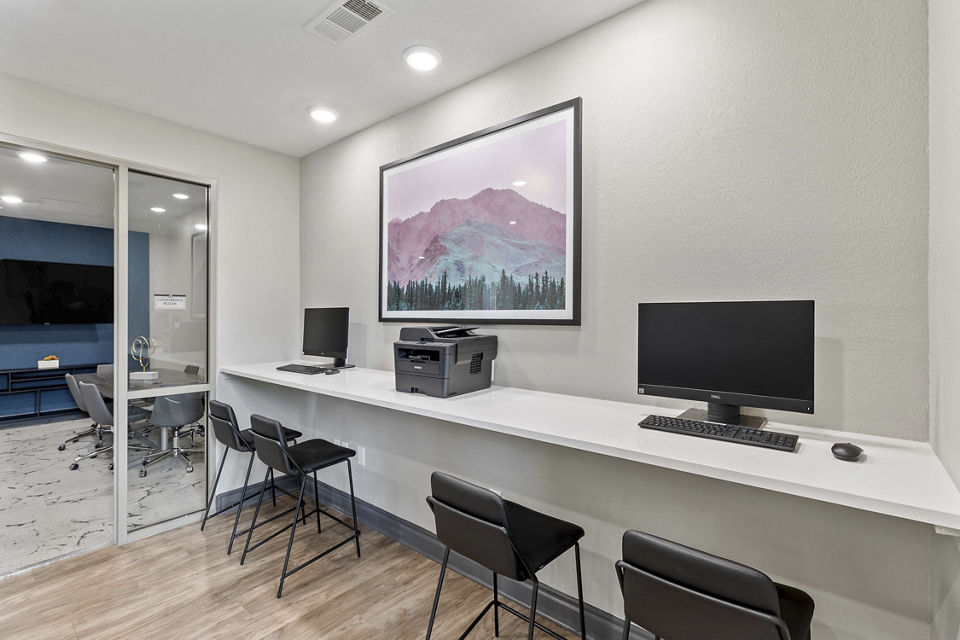 Vue 21 Apartments: Modern business center with sleek design and workspace stations