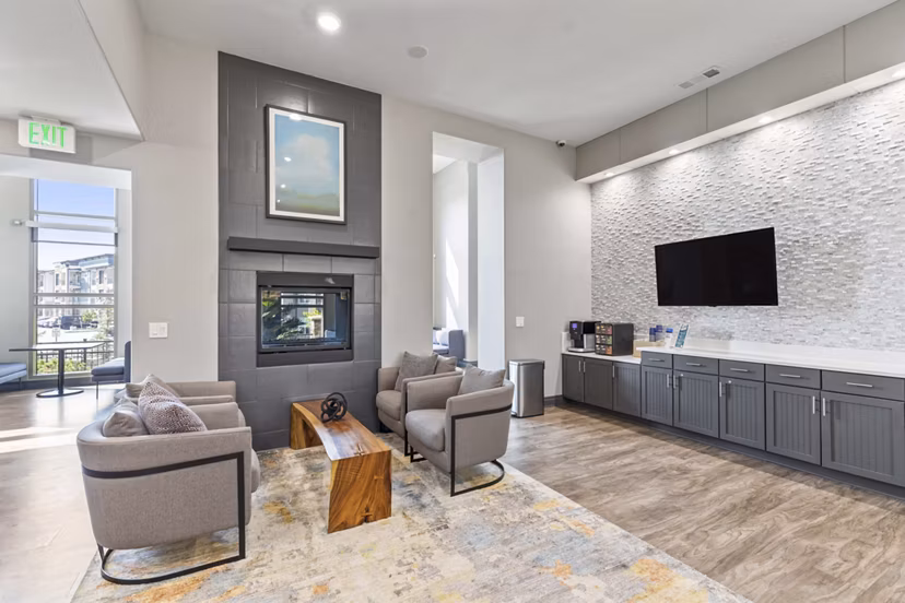 Vue 21 Apartments: Stylish clubhouse featuring modern decor and seating in Colorado Springs luxury apartments