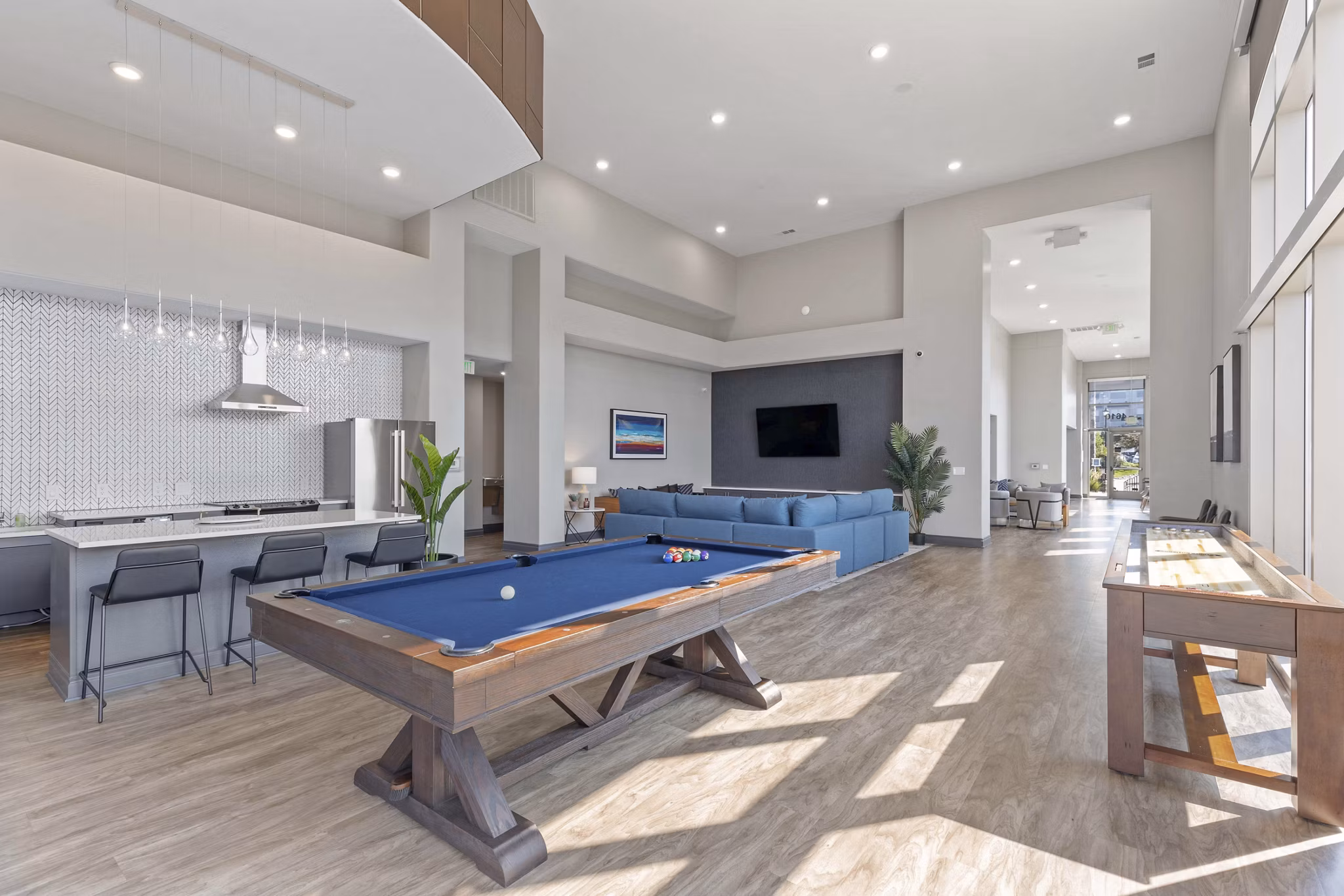 Clubhouse featuring elegant seating and modern decor at Vue 21 Apartments
