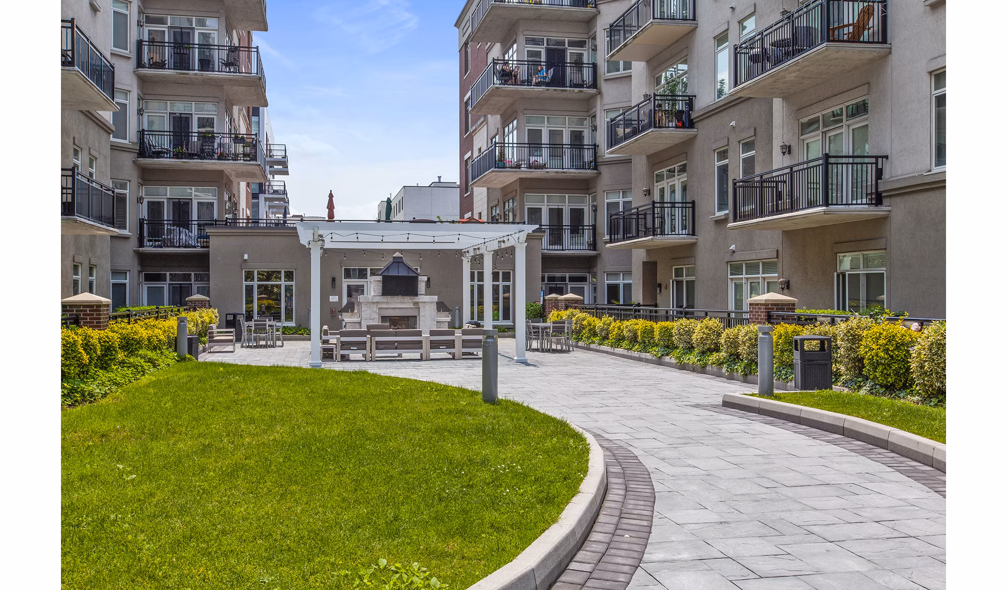 1000 Jefferson Street Apartments: Contemporary of luxury high-rise in urban setting