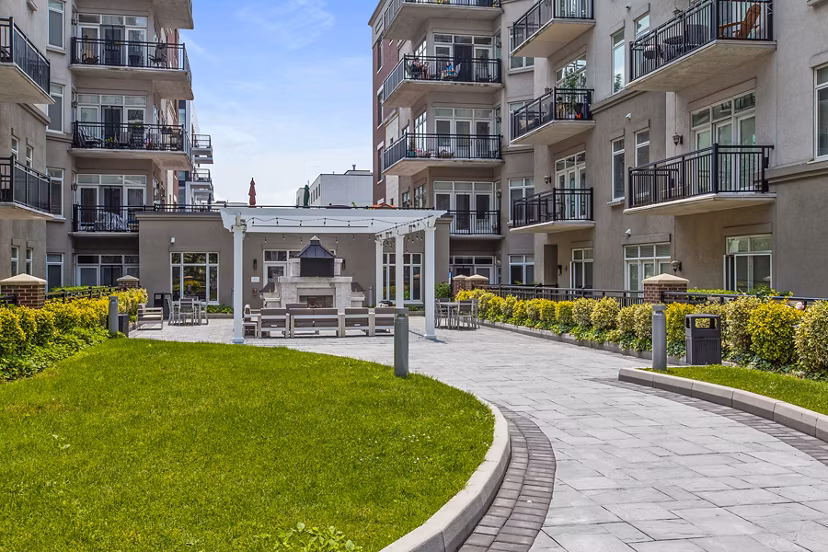 1000 Jefferson Street Apartments: Contemporary of luxury high-rise in urban setting