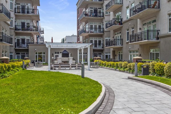 1000 Jefferson Street Apartments: Contemporary of luxury high-rise in urban setting