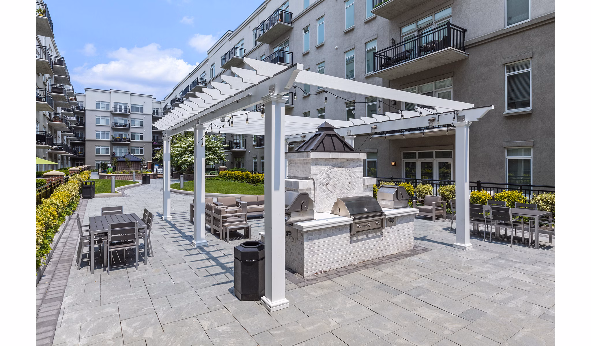 Grill area and patio with outdoor seating at 1000 Jefferson Street Apartments